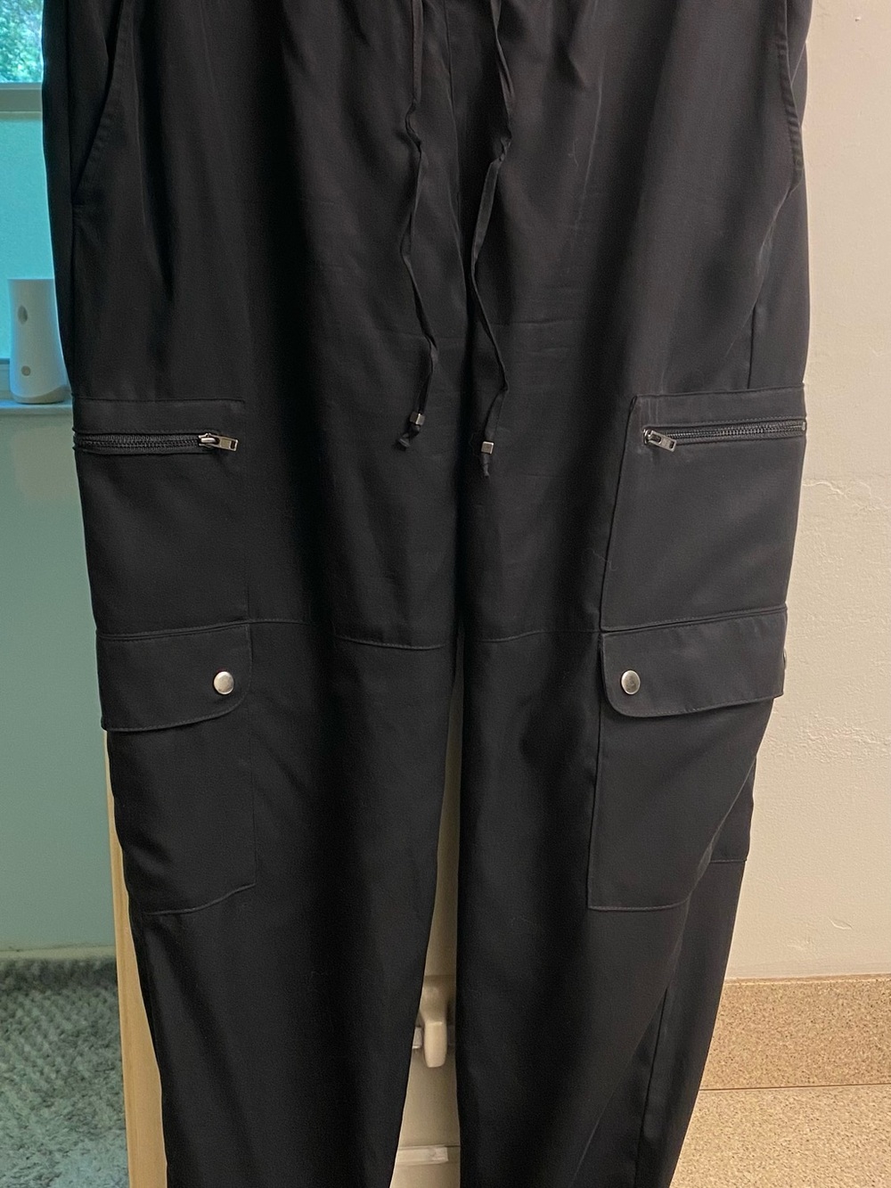 Banana Republic Womans Black Cargo Pants with Zip & Snap Pockets and jogger styl